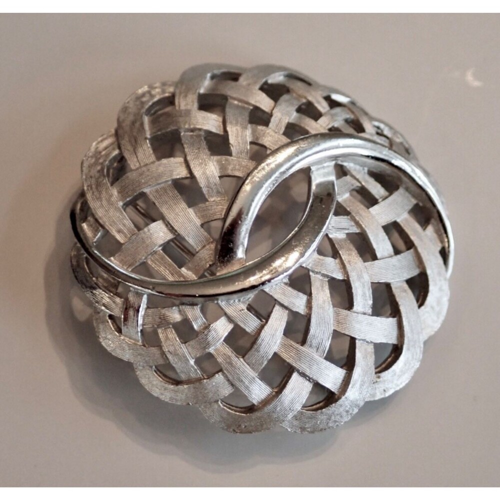 Crown Trifari Silver Tone Textured Infinity Weave Basket Circle Brooch 1 5/8"